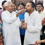 Nishant Kumar JDU membership लेते हुए पटना में जेडीयू कार्यालय में